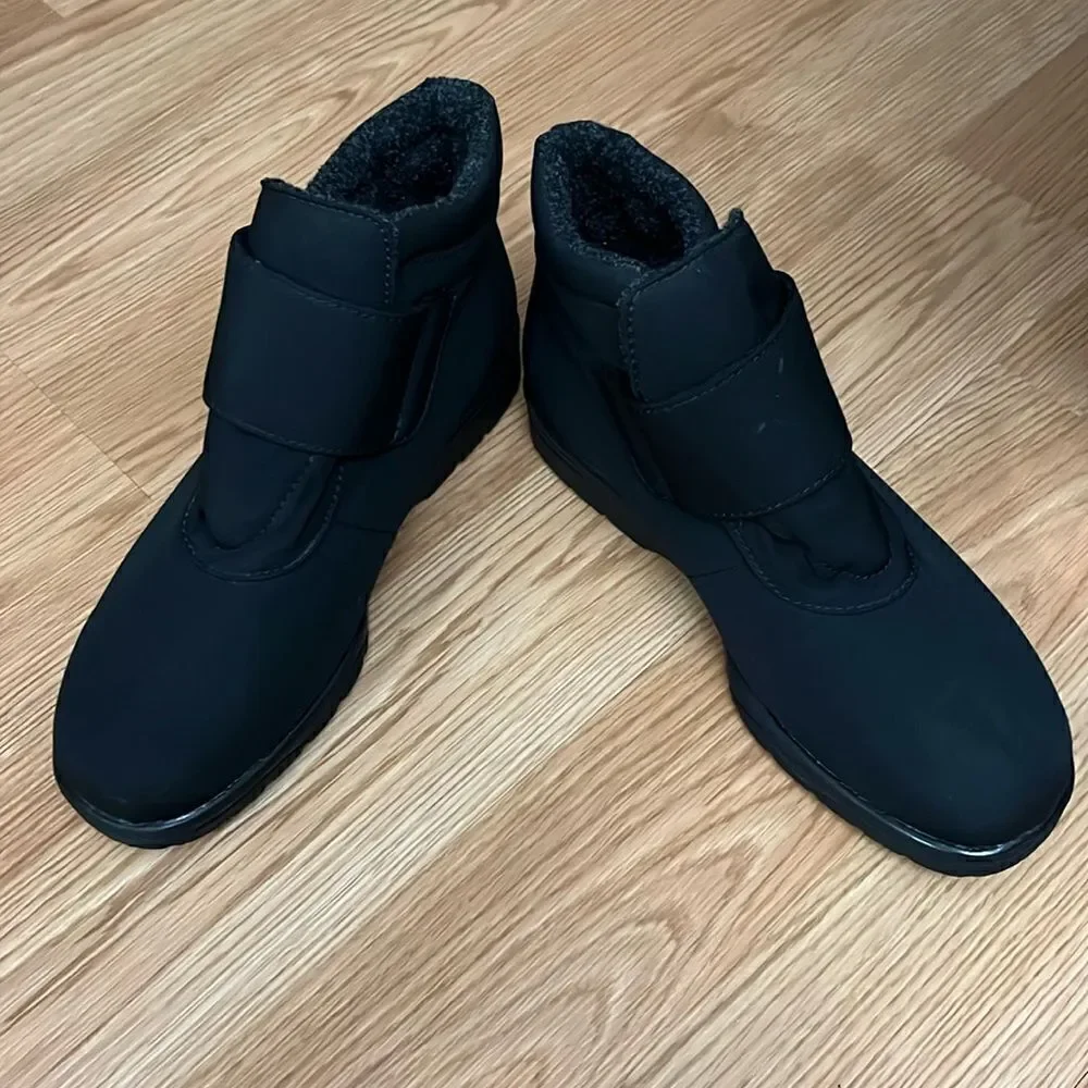 TOE WARMERS CANADA ACTIVE WOMEN’S SIZE 8 BOOTS